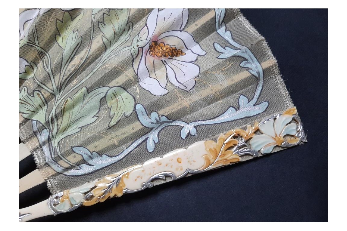 Fleurs blanches et roses, éventails vers 1900