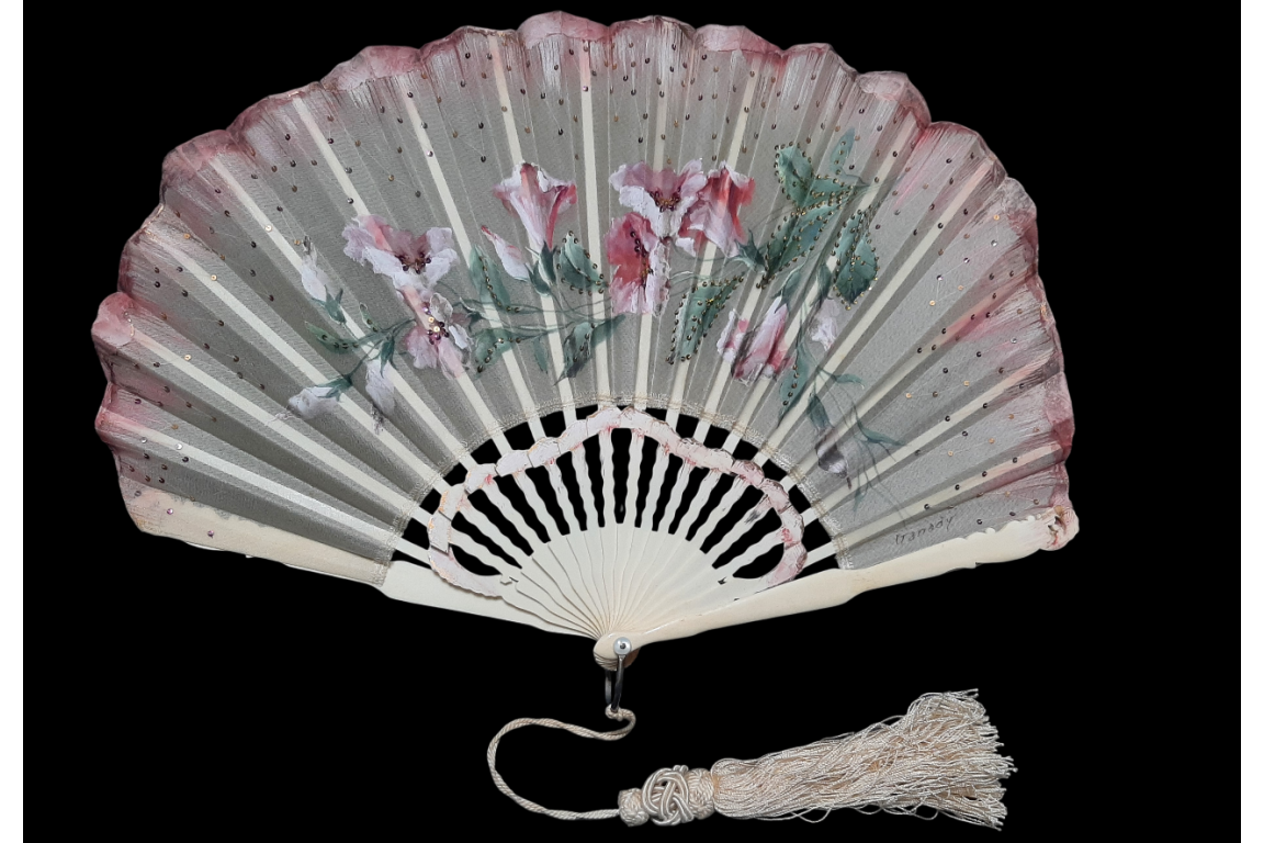 Fleurs blanches et roses, éventails vers 1900