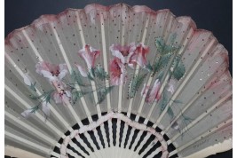 Fleurs blanches et roses, éventails vers 1900