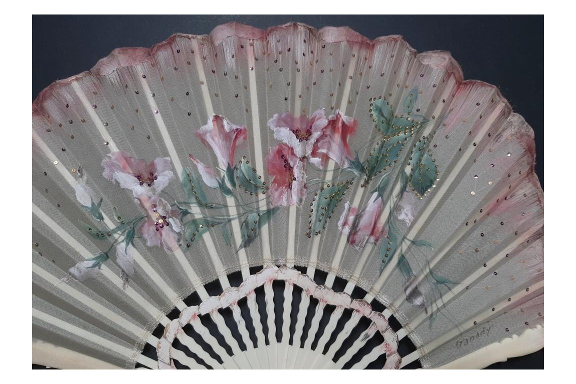 Fleurs blanches et roses, éventails vers 1900