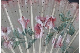 Fleurs blanches et roses, éventails vers 1900