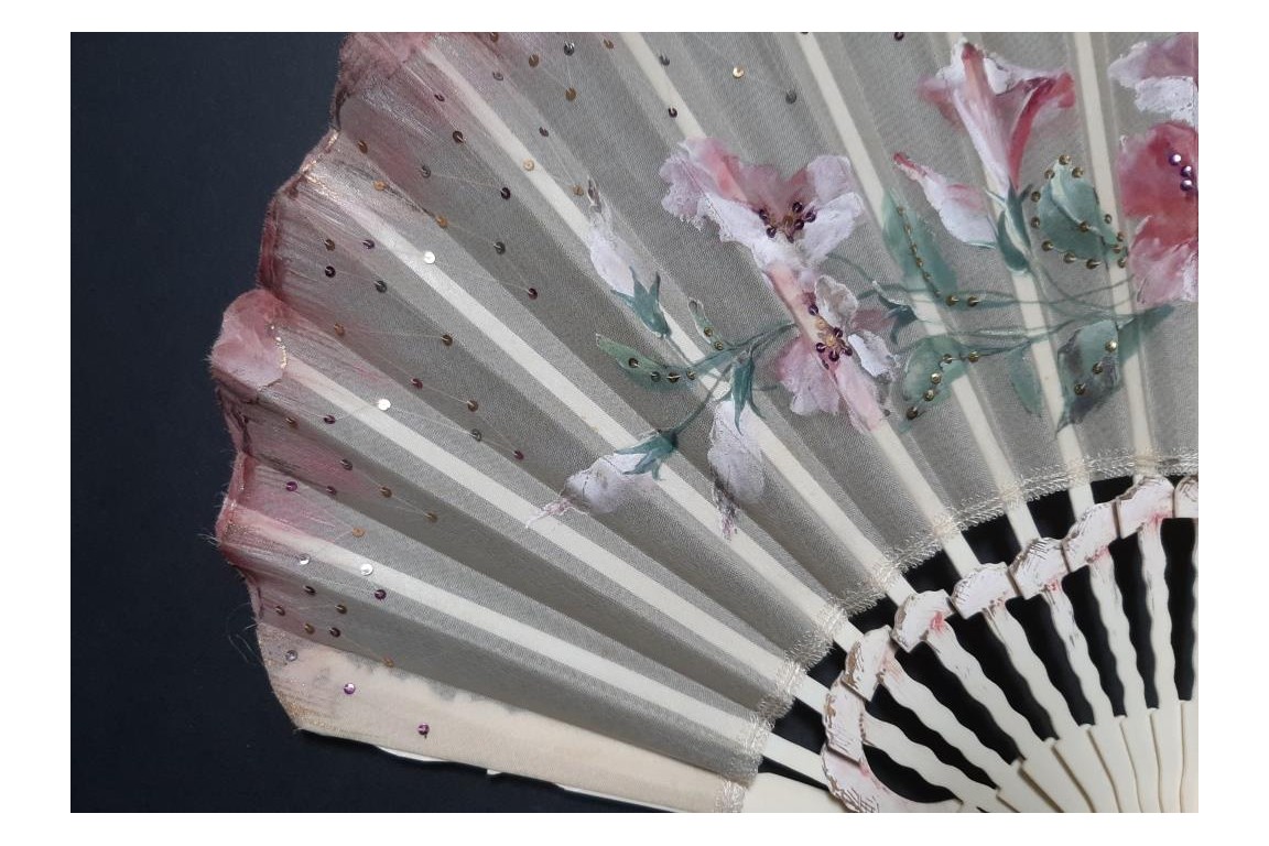 Fleurs blanches et roses, éventails vers 1900
