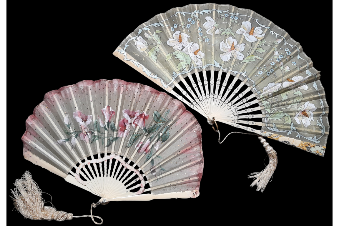 Fleurs blanches et roses, éventails vers 1900