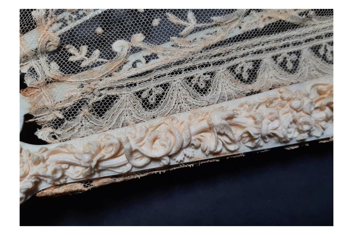 L’amour, les roses et les serpents, éventail vers 1860-70