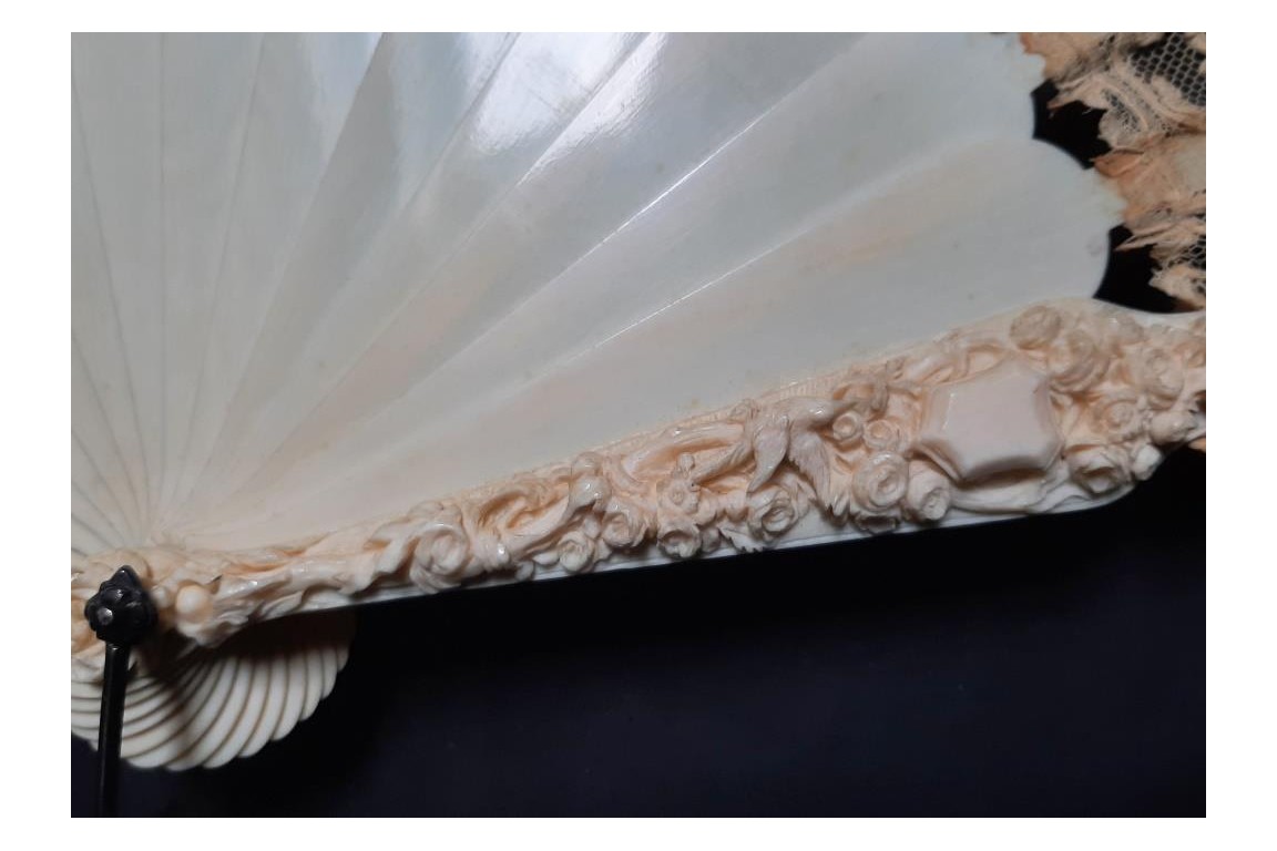 L’amour, les roses et les serpents, éventail vers 1860-70