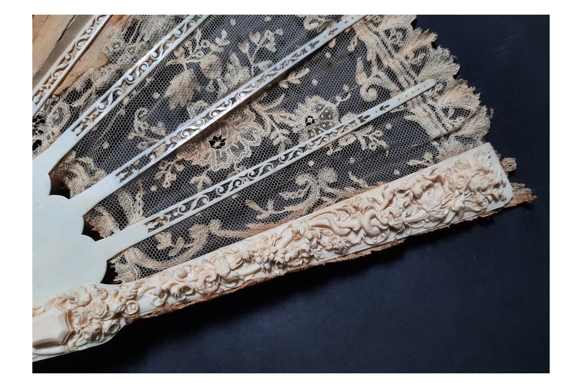 L’amour, les roses et les serpents, éventail vers 1860-70