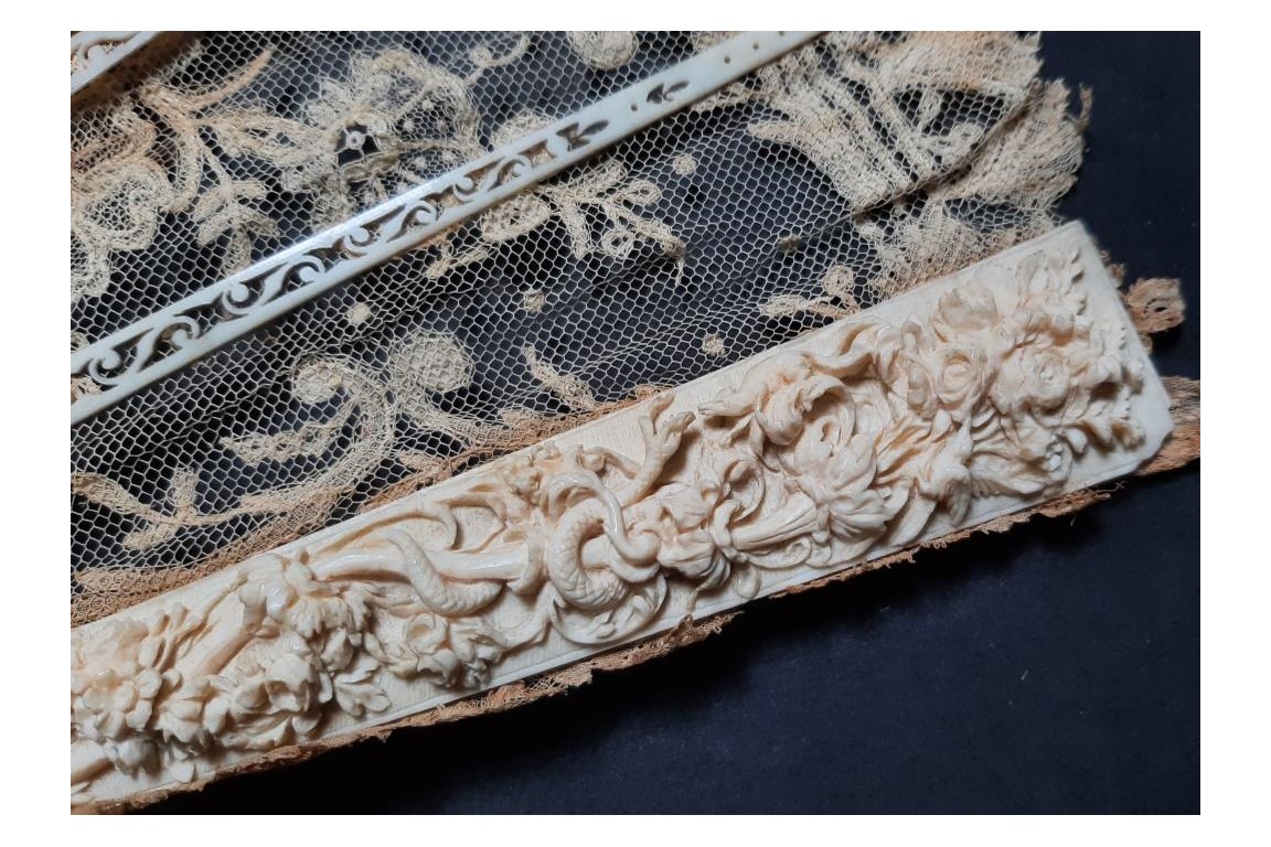 L’amour, les roses et les serpents, éventail vers 1860-70