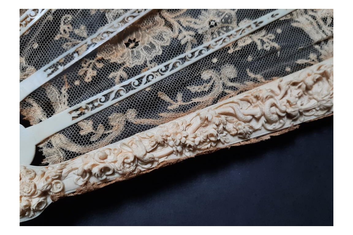 L’amour, les roses et les serpents, éventail vers 1860-70