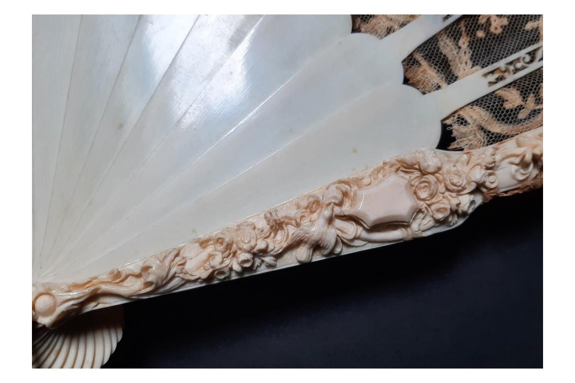 L’amour, les roses et les serpents, éventail vers 1860-70