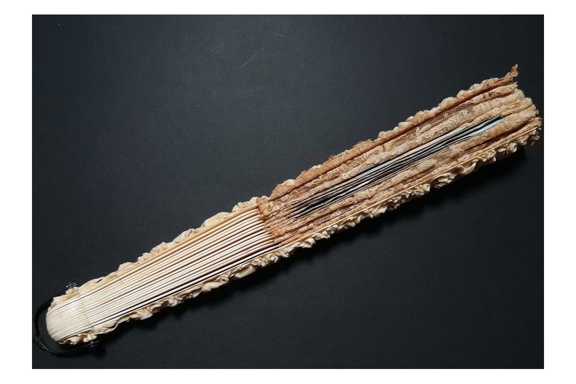 L’amour, les roses et les serpents, éventail vers 1860-70