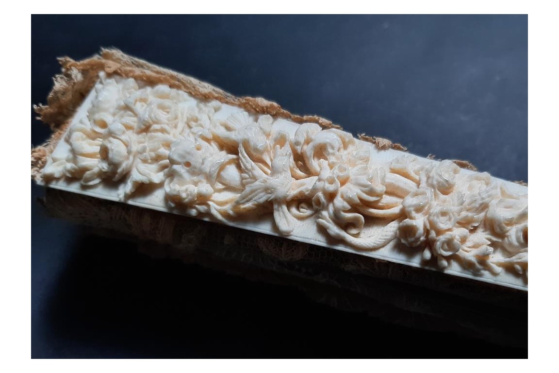 L’amour, les roses et les serpents, éventail vers 1860-70