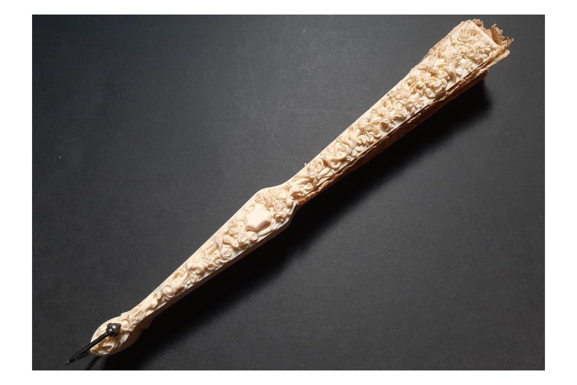 L’amour, les roses et les serpents, éventail vers 1860-70