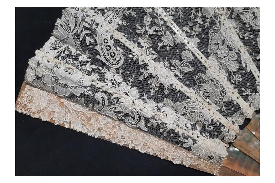 Flowered point de gaze lace, late 19th century fan