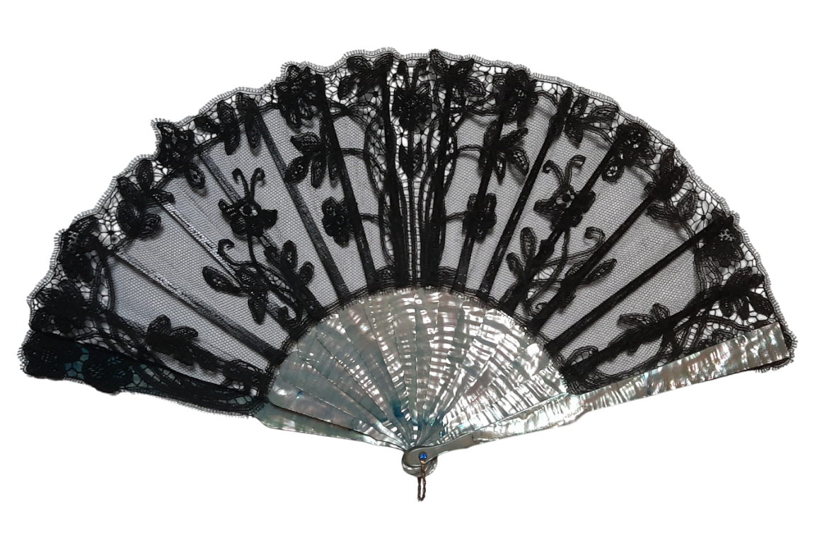 Fleurs noires et bleues, éventail vers 1900-1910