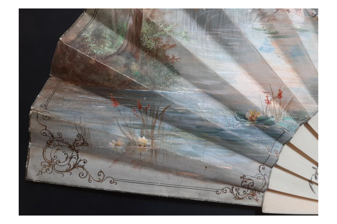 Cygne et muguet de l'amour, éventail de Marie Dumas ers 1890