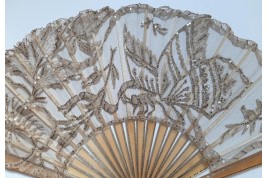 Papillon butinant, éventail Art Nouveau