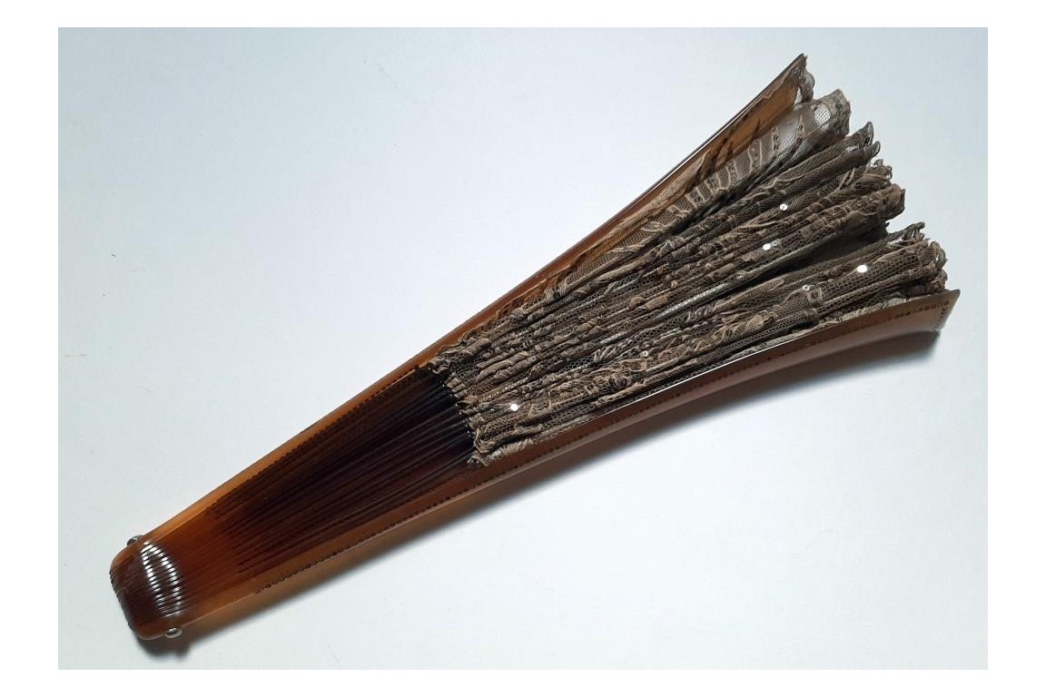 Papillon butinant, éventail Art Nouveau