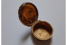 Carlin on his pillow, 18th century box