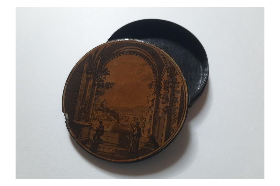 Husband spanking his wife, curiosa snuffbox 19th century