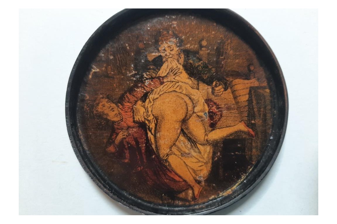 Husband spanking his wife, curiosa snuffbox 19th century