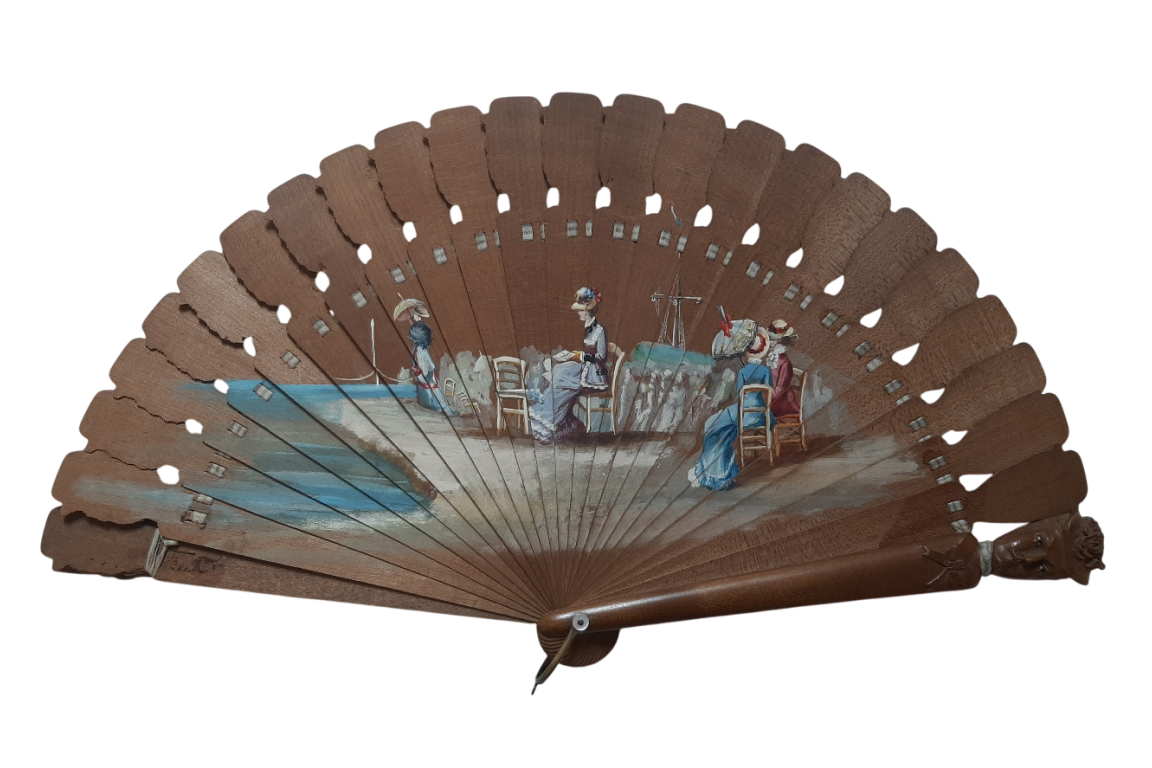 Élégante en bord de mer, éventail fin XIXème