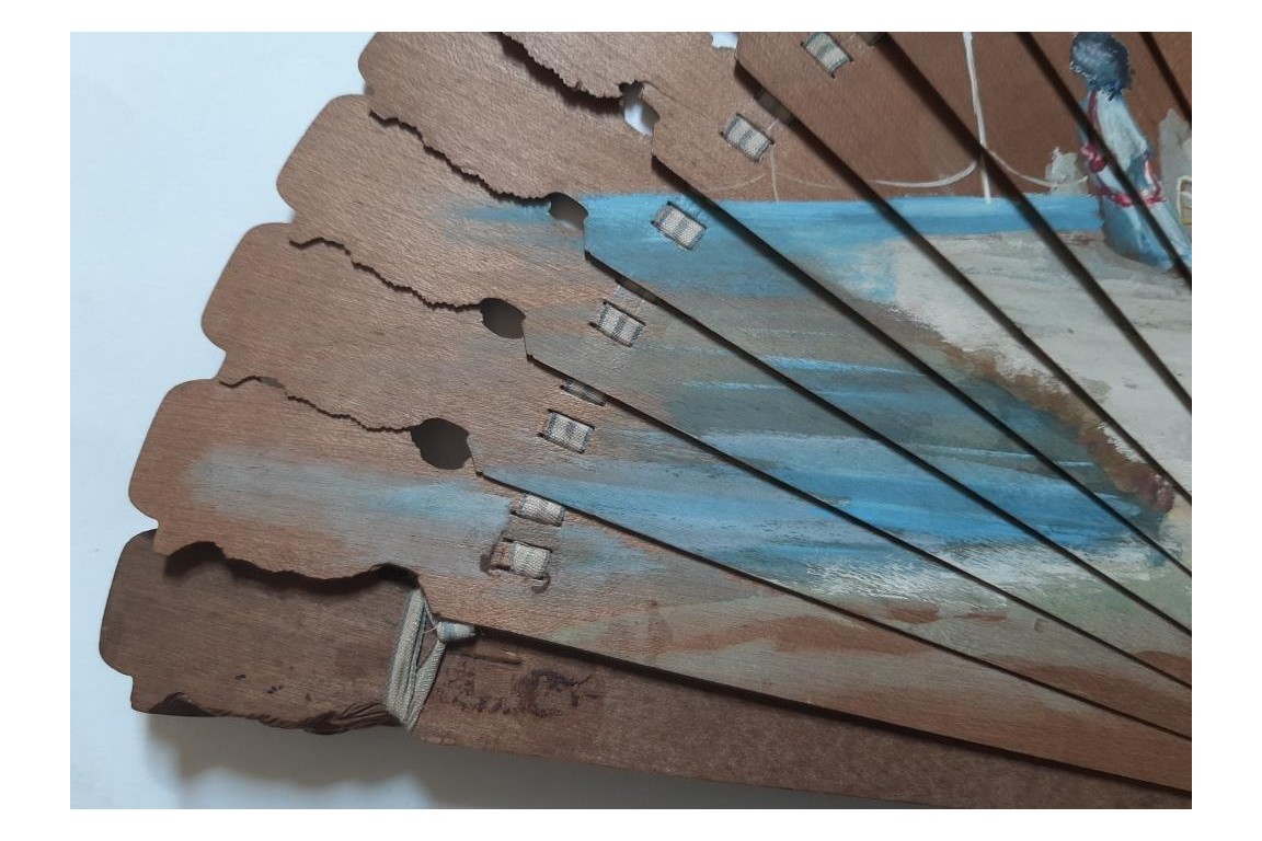 Élégante en bord de mer, éventail fin XIXème