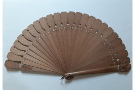 Élégante en bord de mer, éventail fin XIXème