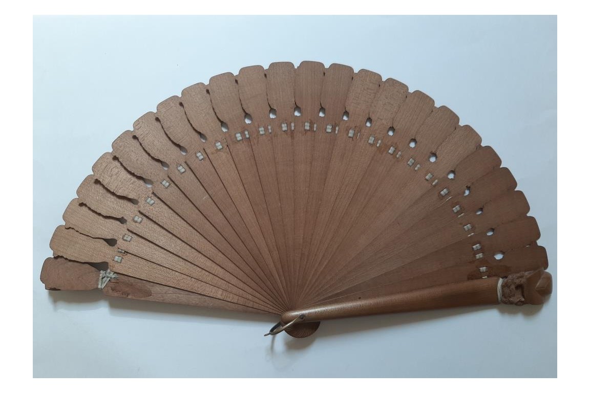 Élégante en bord de mer, éventail fin XIXème