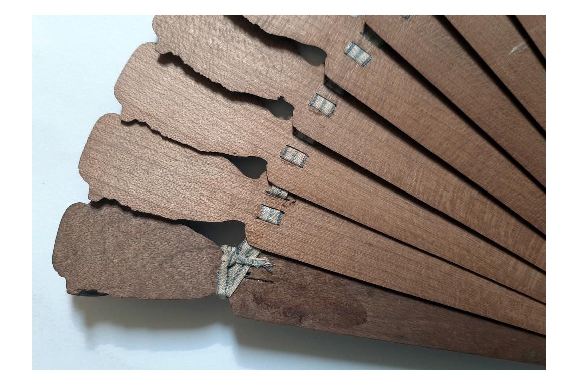 Élégante en bord de mer, éventail fin XIXème