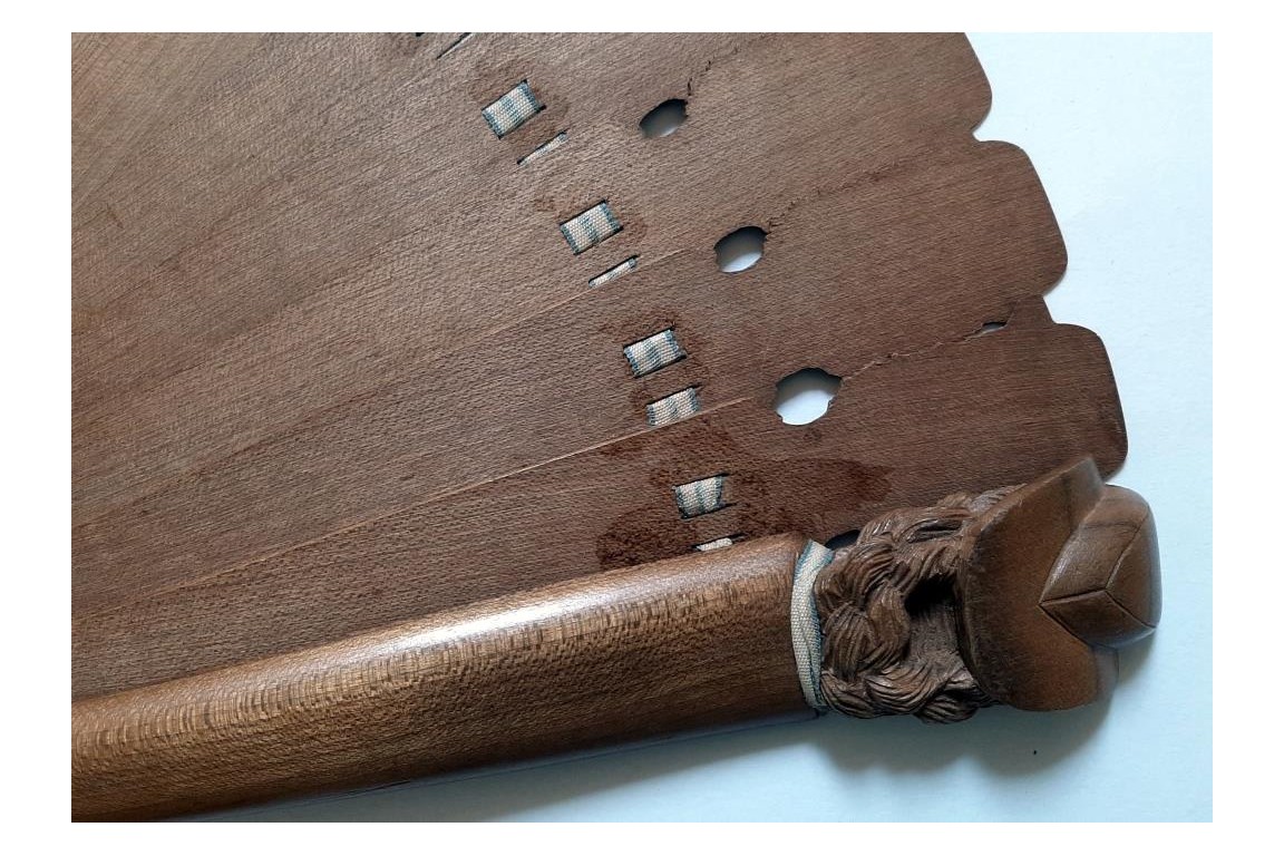 Élégante en bord de mer, éventail fin XIXème