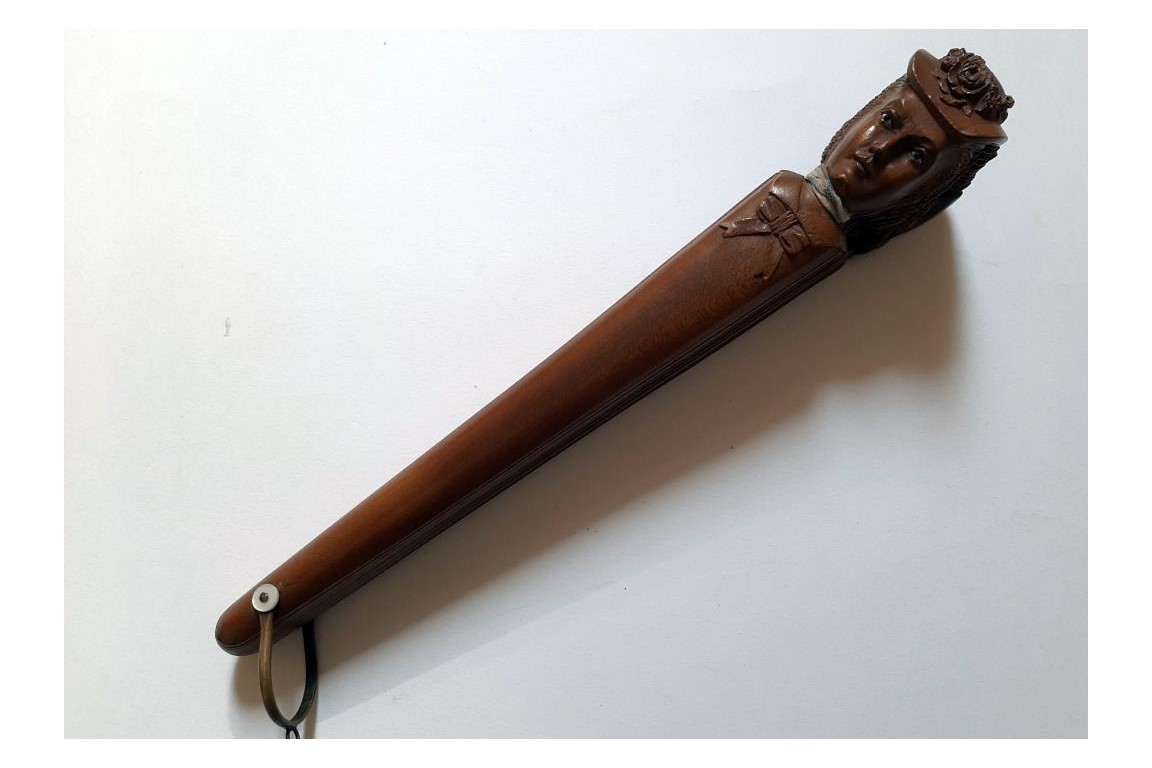 Élégante en bord de mer, éventail fin XIXème