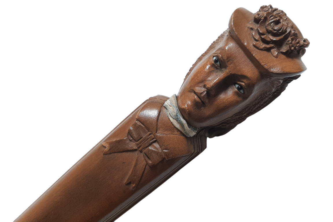 Élégante en bord de mer, éventail fin XIXème