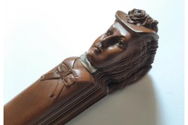 Élégante en bord de mer, éventail fin XIXème