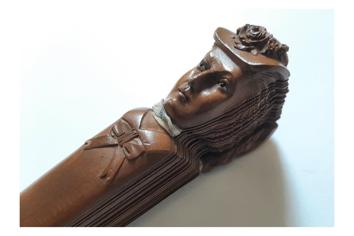 Élégante en bord de mer, éventail fin XIXème