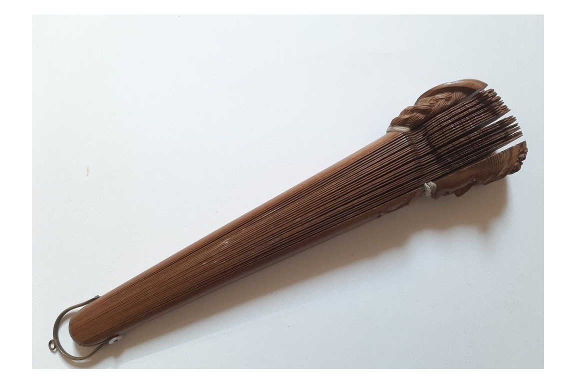 Élégante en bord de mer, éventail fin XIXème