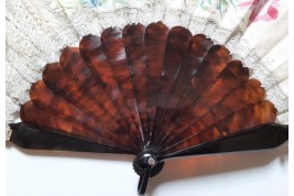 Belle aux oeillets, éventail d'époque Second Empire