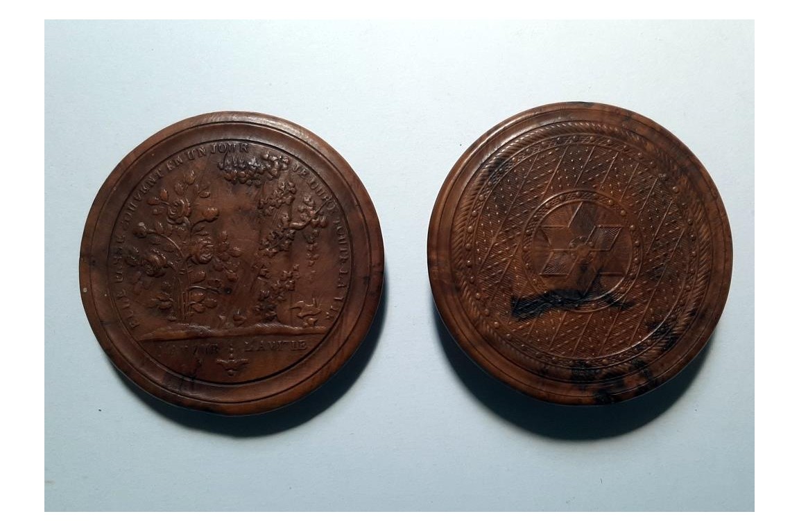 Love and friendship, snuffboxes 19th century