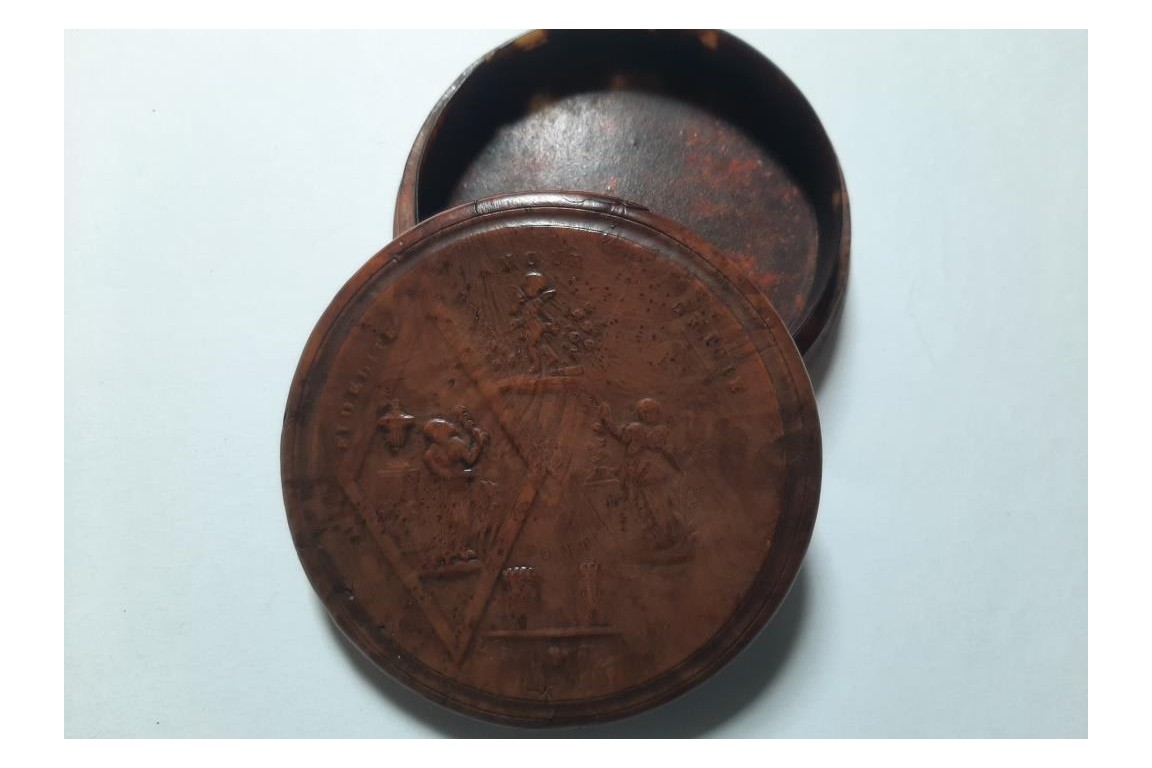 Love and friendship, snuffboxes 19th century