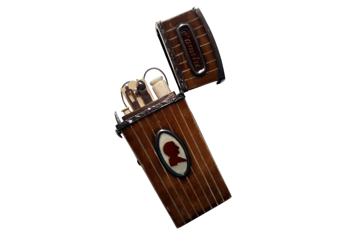 Men's silhouettes. Souvenir d'amitié case, late 18th century