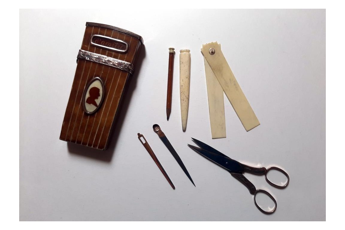 Men's silhouettes. Souvenir d'amitié case, late 18th century