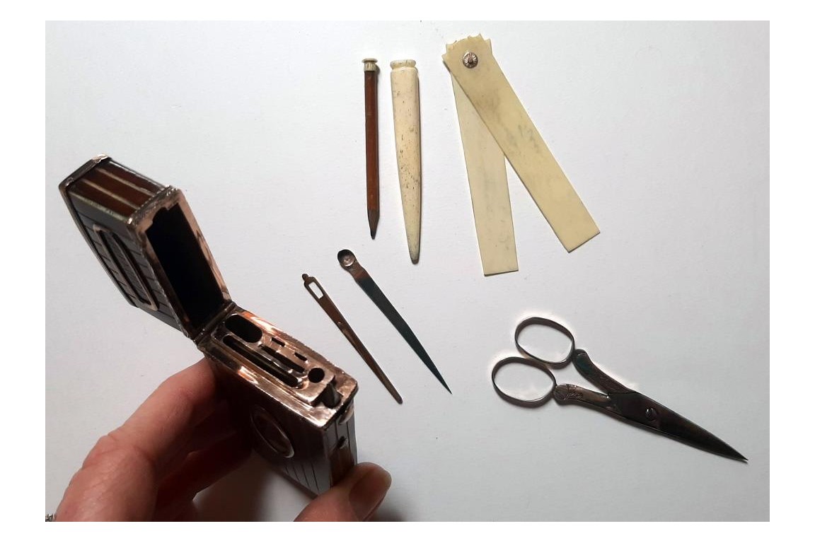 Men's silhouettes. Souvenir d'amitié case, late 18th century