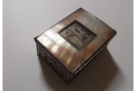 Gallantry and animals, 18th century box