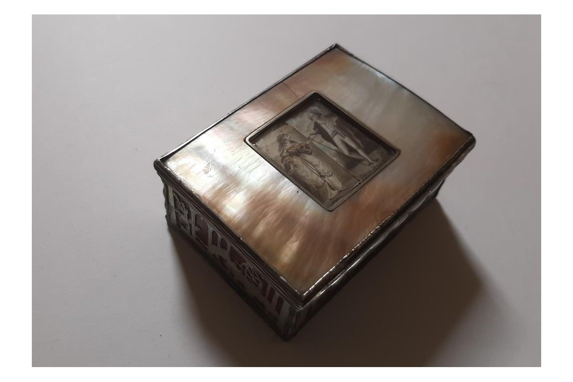 Gallantry and animals, 18th century box
