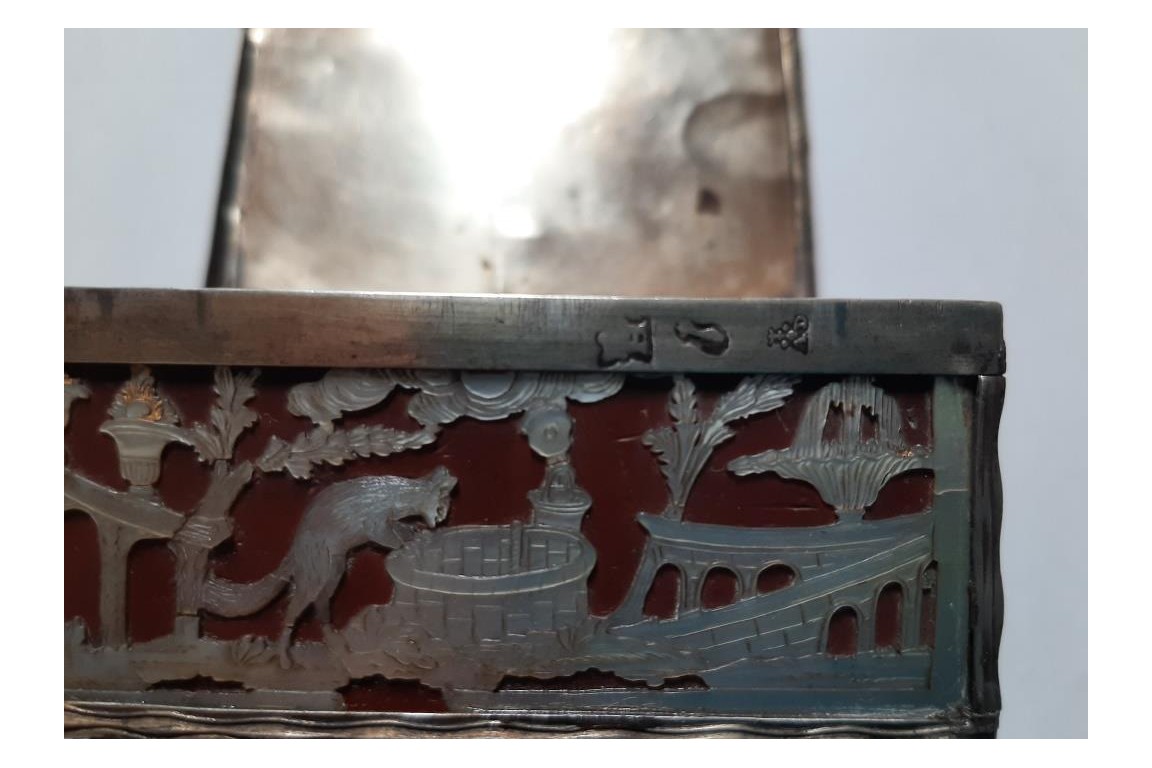 Gallantry and animals, 18th century box