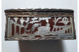 Gallantry and animals, 18th century box