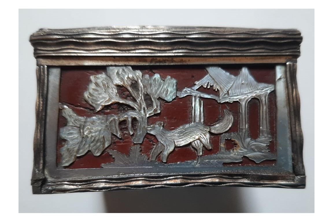 Gallantry and animals, 18th century box