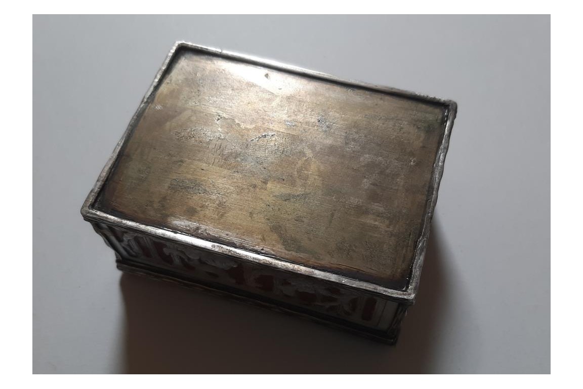 Gallantry and animals, 18th century box