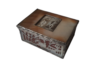 Gallantry and animals, 18th century box