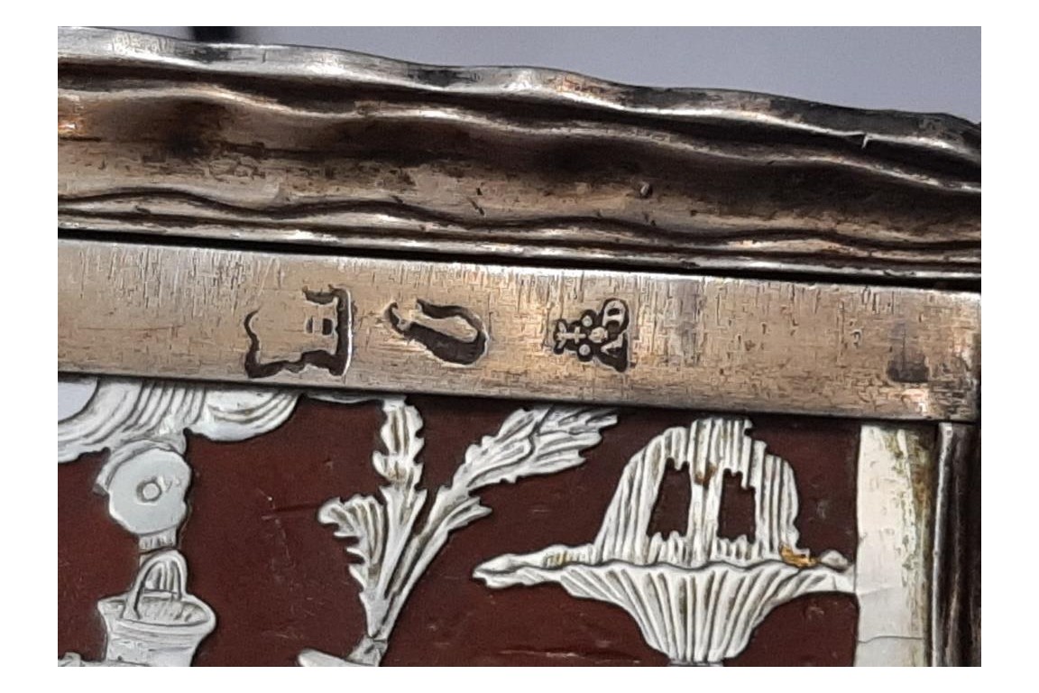 Gallantry and animals, 18th century box