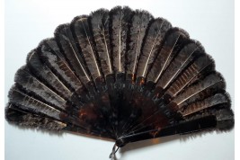 Les fillettes, éventail en plumes, vers 1900